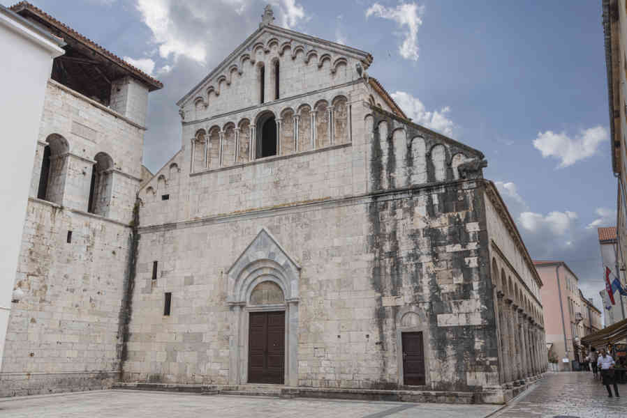 Croacia - Zadar 43 - iglesia de San Crisógono.jpg